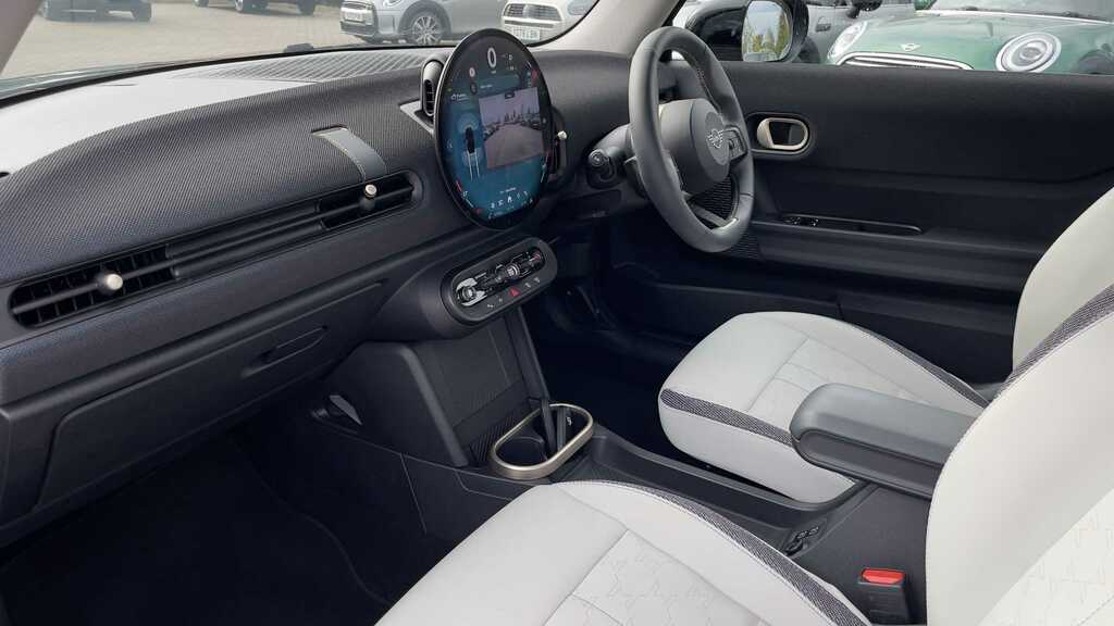 Mini Hatch 1.5 C Classic 2024 Black #5