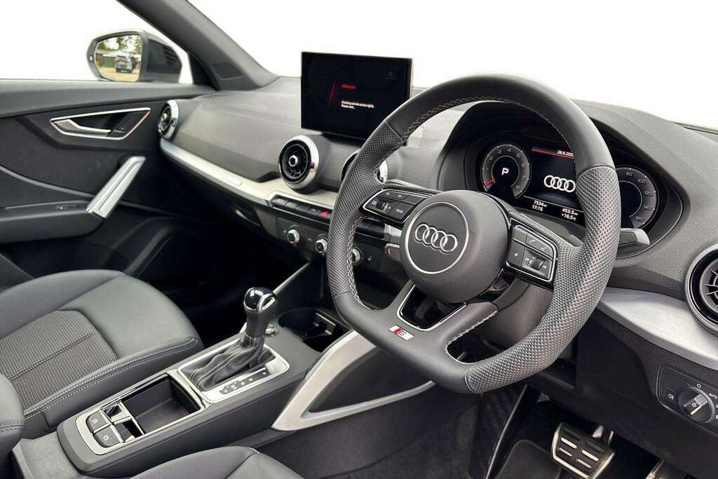 Audi Q2 35 Tfsi Black Edition S Tronic Tech 2025 White #6