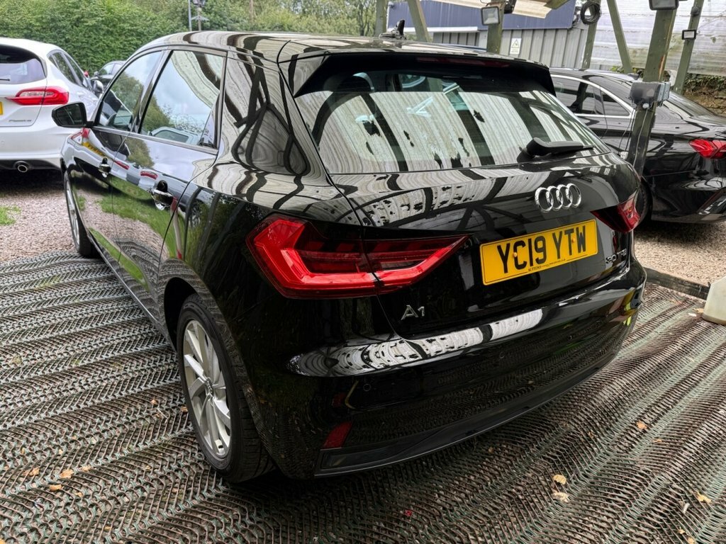Audi A1 1L Sport Black #4