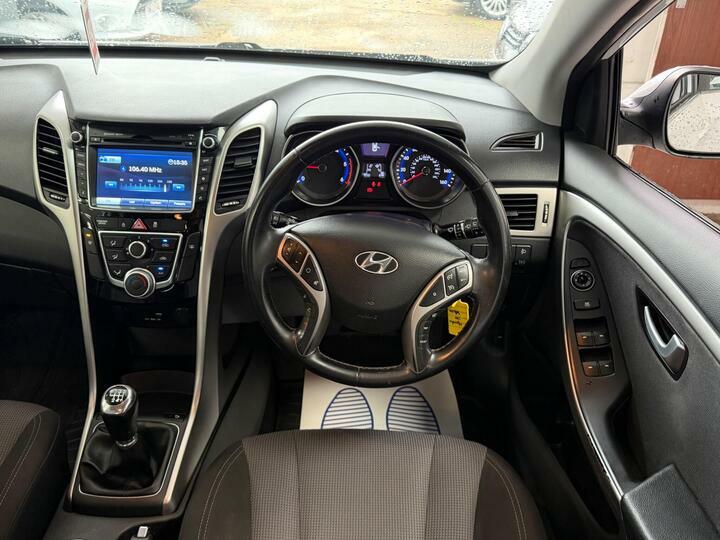 Hyundai I30 Crdi Se Blue Drive White #12