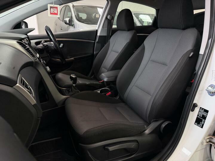 Hyundai I30 Crdi Se Blue Drive White #29