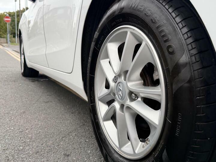 Hyundai I30 Crdi Se Blue Drive White #21