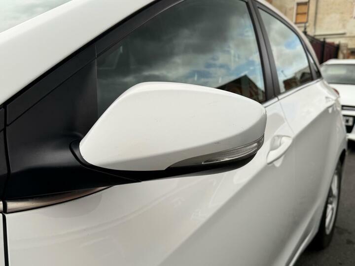 Hyundai I30 Crdi Se Blue Drive White #25