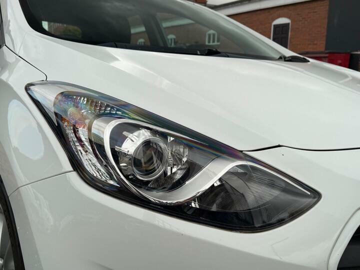 Hyundai I30 Crdi Se Blue Drive White #46