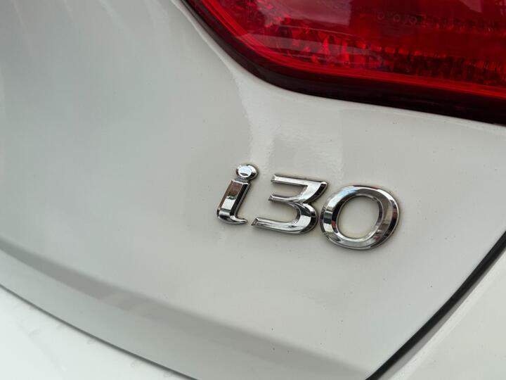 Hyundai I30 Crdi Se Blue Drive White #40