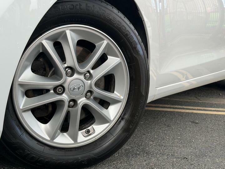 Hyundai I30 Crdi Se Blue Drive White #20