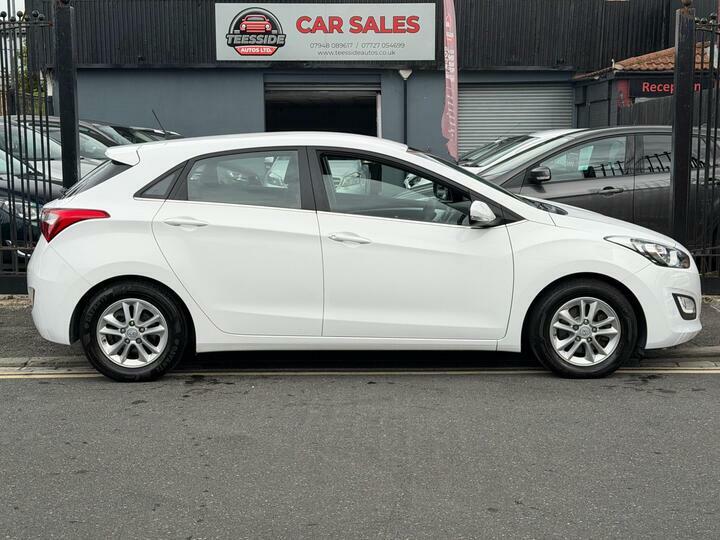 Hyundai I30 1.6 Crdi Blue Drive Se Nav Euro 6 Ss White #2