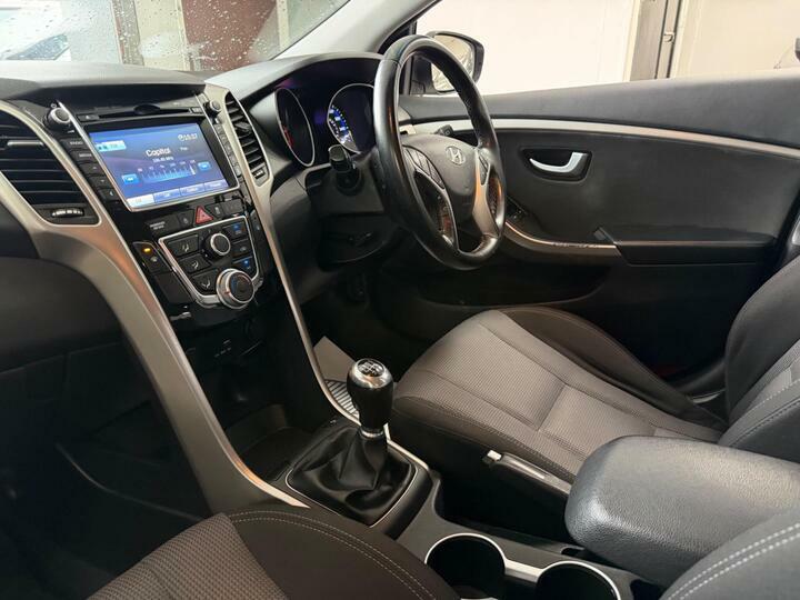 Hyundai I30 Crdi Se Blue Drive White #9