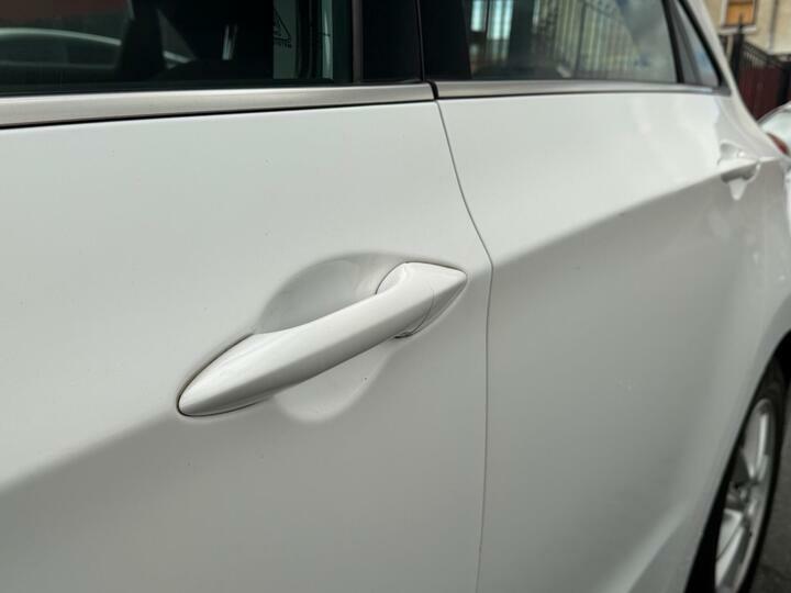 Hyundai I30 Crdi Se Blue Drive White #42