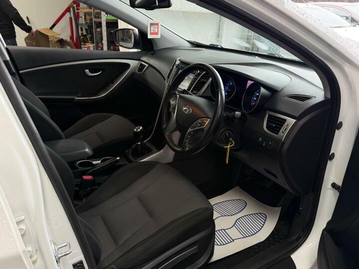 Hyundai I30 Crdi Se Blue Drive White #13