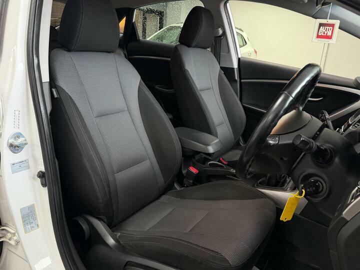 Hyundai I30 Crdi Se Blue Drive White #14