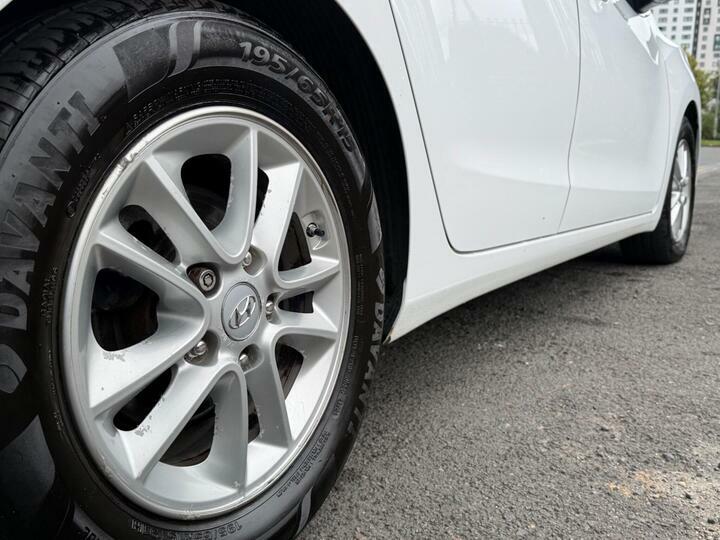 Hyundai I30 Crdi Se Blue Drive White #24