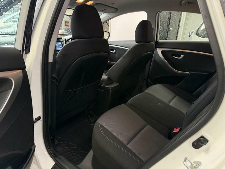 Hyundai I30 Crdi Se Blue Drive White #16