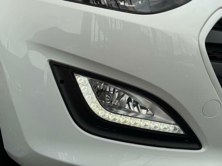 Hyundai I30 Crdi Se Blue Drive White #35