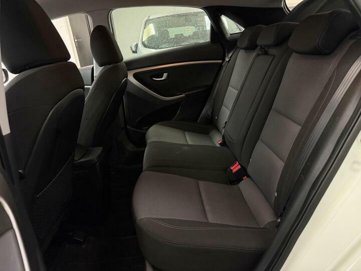 Hyundai I30 Crdi Se Blue Drive White #15