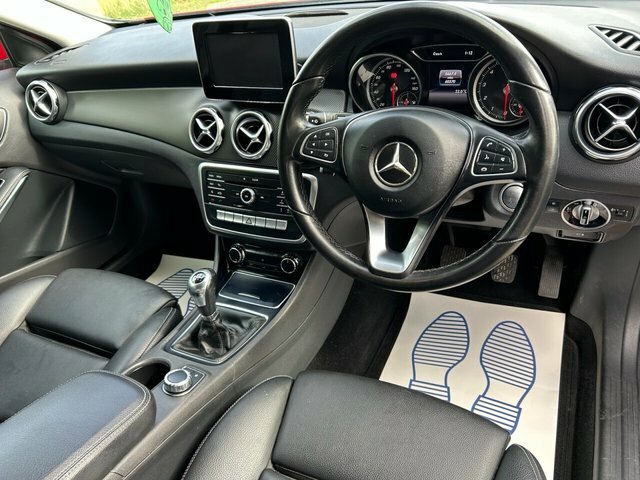 Mercedes-Benz GLA Class Gla200 Se Executive Suv Red #3