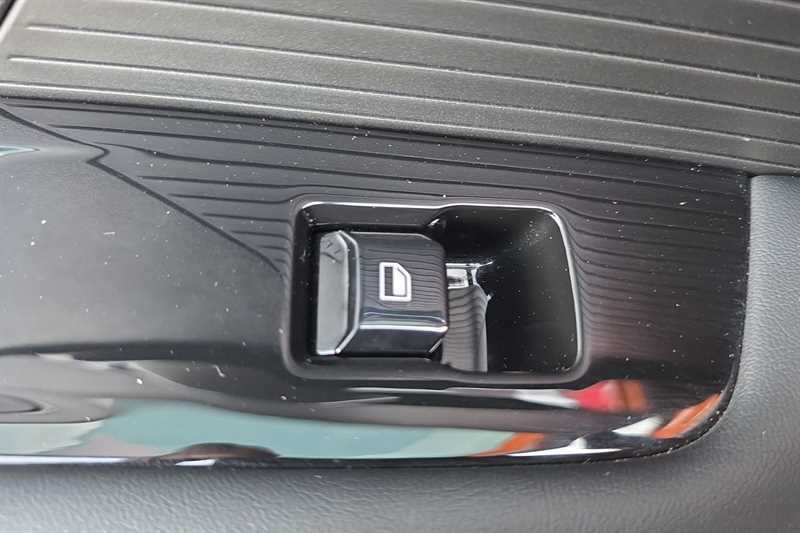 MG MG4 Hatchback Black #28