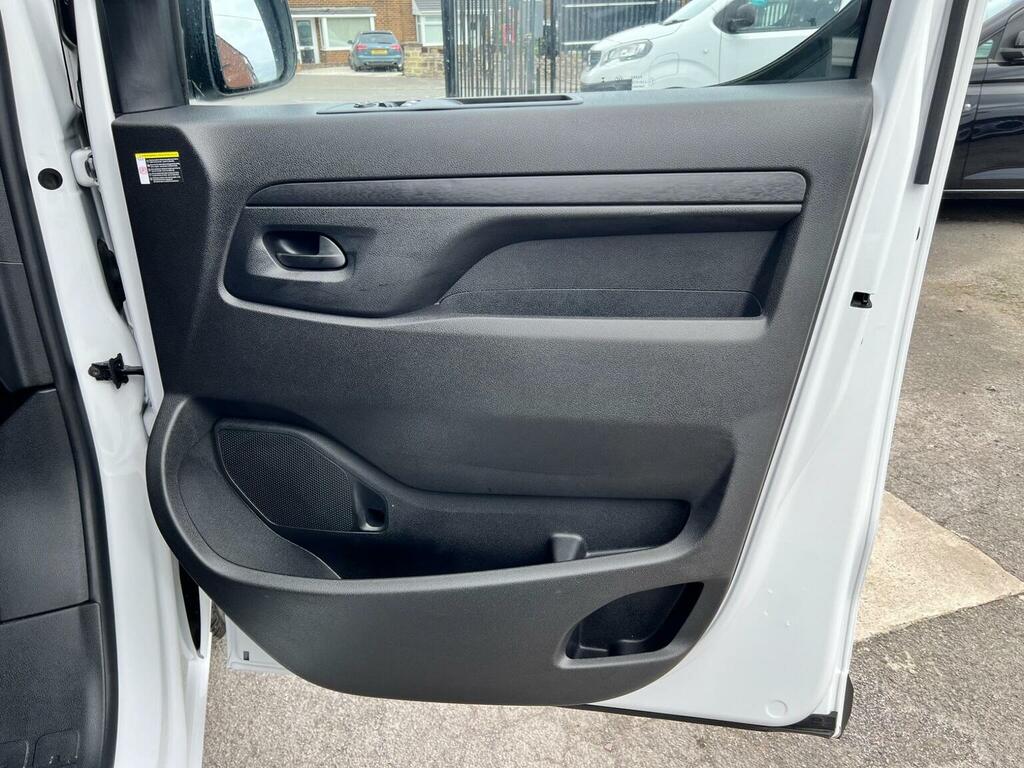 Peugeot E-Expert E 1000 75Kwh Professional Premiu... White #40