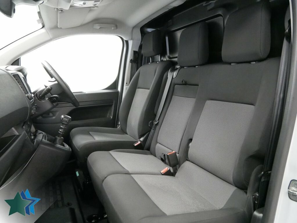 Vauxhall Vivaro 1.5L Turbo D 2900 Pro Panel Van 6Dr White #4