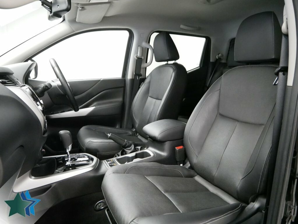 Nissan Navara 2.3L Dci Tekna Pickup Double Cab 4 Black #5