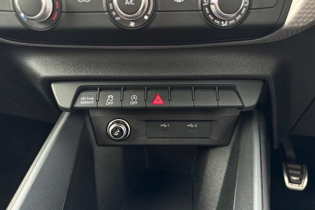 Audi A1 Audi 30 Tfsi 110 Black Edition S Tronic Black #30