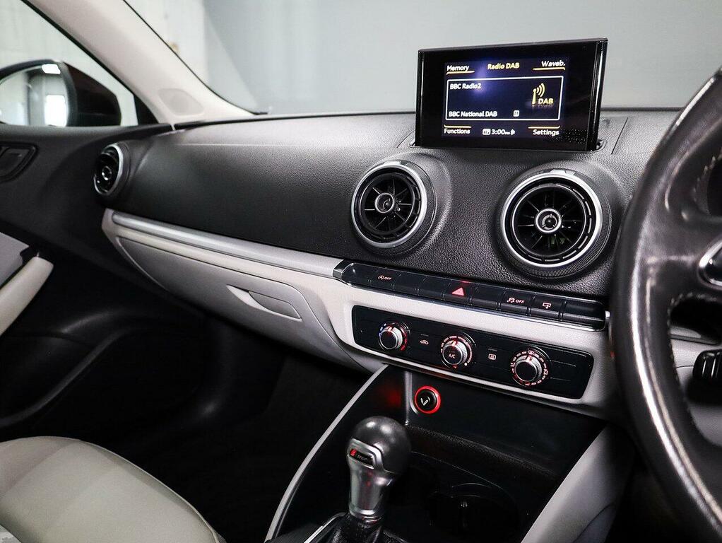 Audi A3 Tdi Se Sportback Red #4