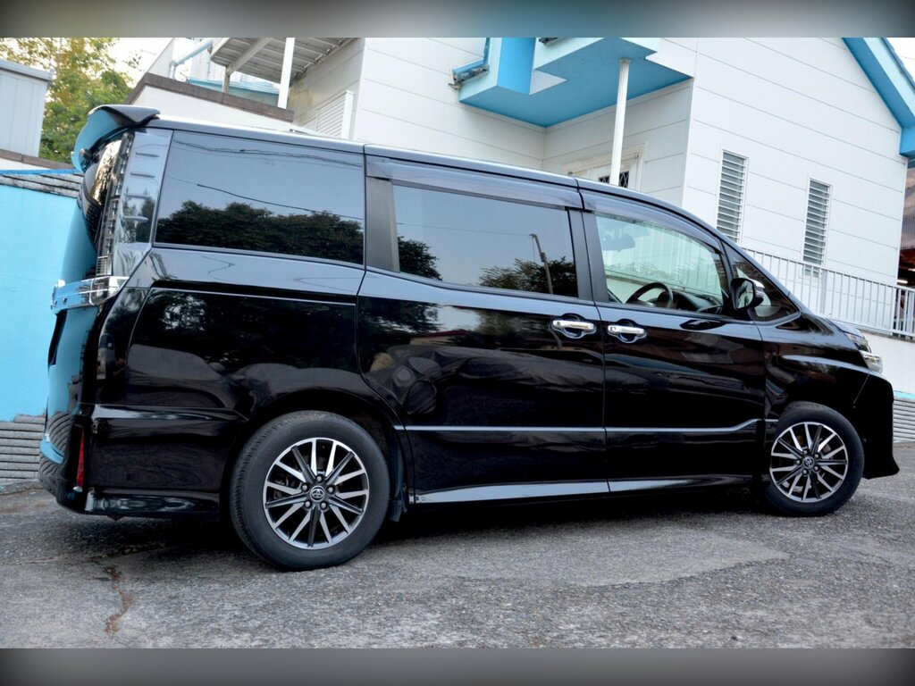 Toyota Voxy 2.0 Zs Kiramaki - Seven Seater Black #6
