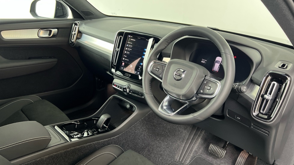 Volvo XC40 Plus Black Edition RV76UYK Black #4