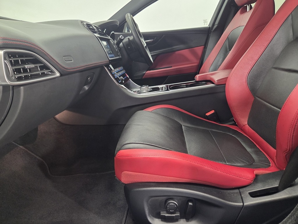 Jaguar XE 2.0D Prestige Euro 6 S S Red #8