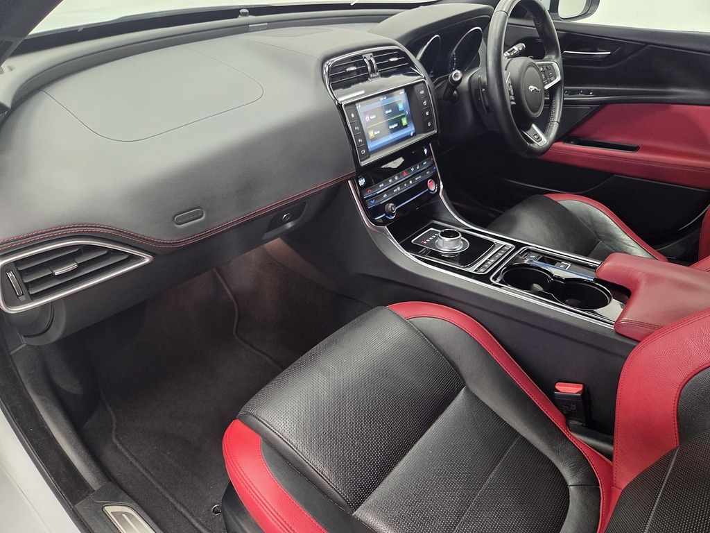 Jaguar XE 2.0D Prestige Euro 6 S S Red #9
