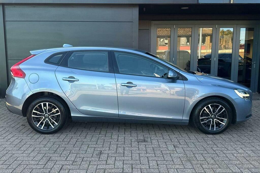 Volvo V40 2.0 T2 Momentum Nav Plus Hatchback Manu Blue #2