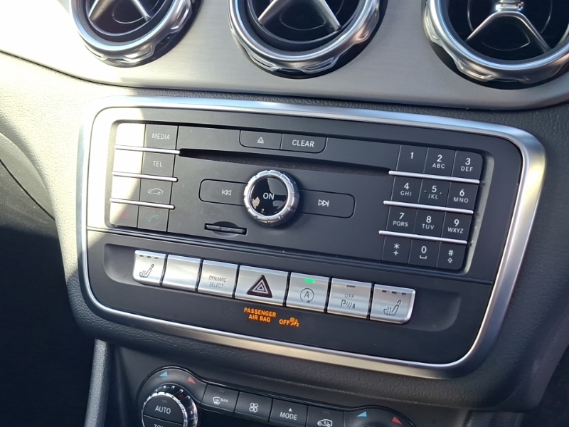 Mercedes-Benz GLA Class Gla 200 Amg Line Edition Red #14