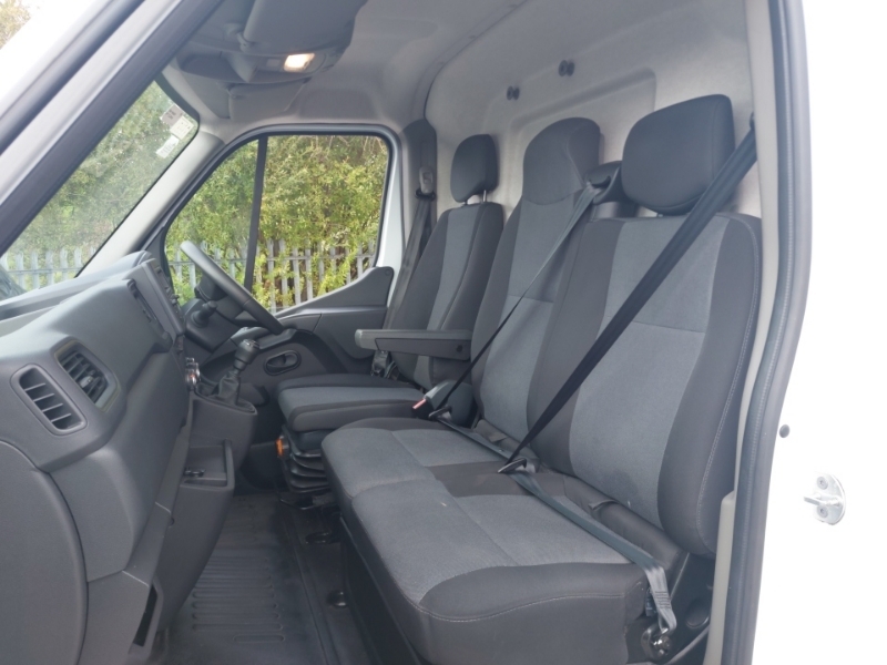 Renault Master Lm35 Blue Dci 135 Advance Medium Roof Van White #5