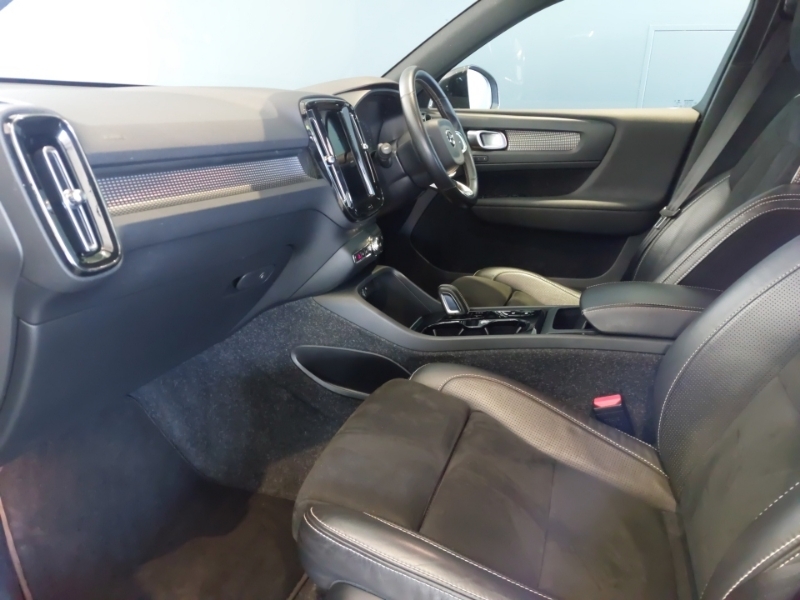 Volvo XC40 2.0 B4p R Design Pro Black #5
