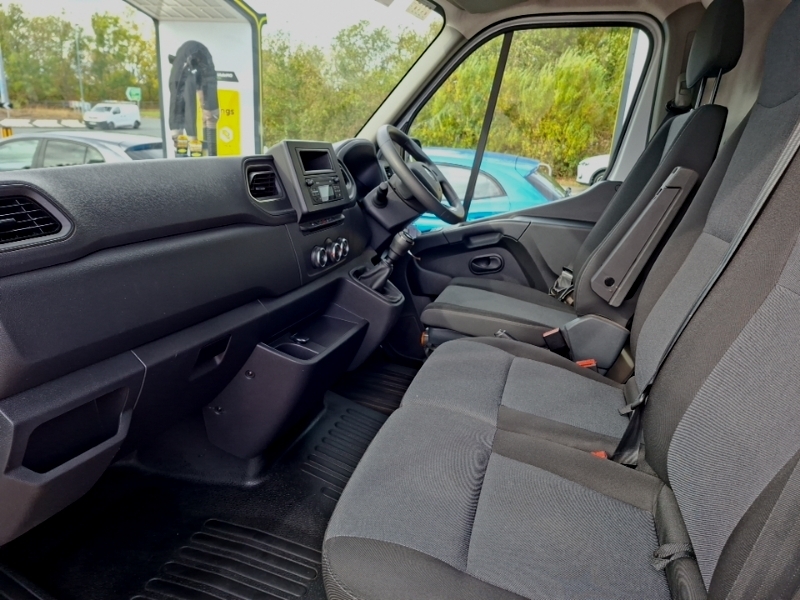 Renault Master Mm35 Blue Dci 135 Advance Medium Roof Van White #5