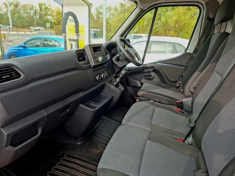 Renault Master Lm35 Blue Dci 135 Advance Medium Roof Van White #5