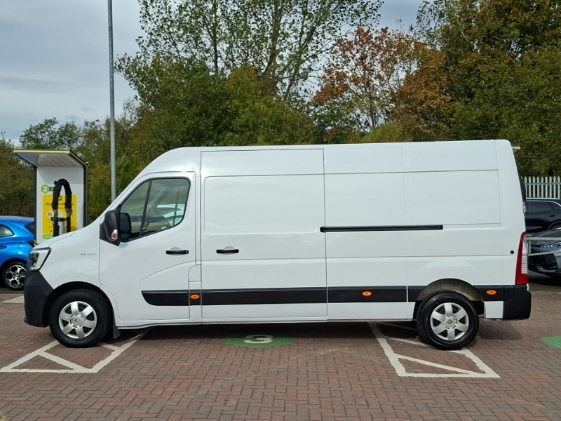 Renault Master Lm35 Blue Dci 135 Advance Medium Roof Van White #4