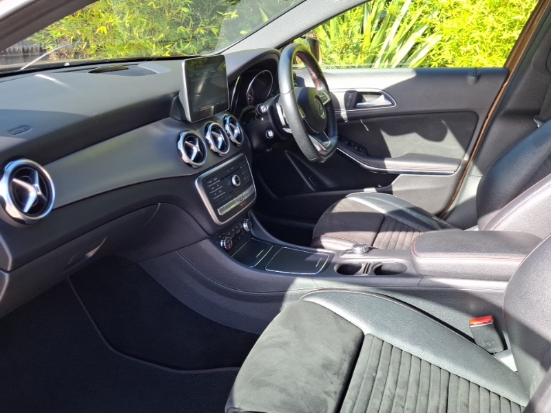 Mercedes-Benz GLA Class 220D 4Matic Amg Line 2017 White #5