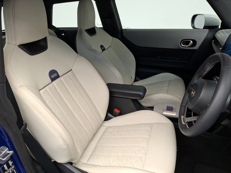 Mini Hatch 1.5 C Classic 2024 Black #10