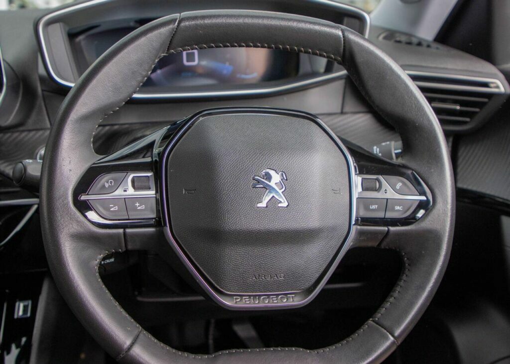 Peugeot 2008 1.2 Puretech Allure Premium Red #28