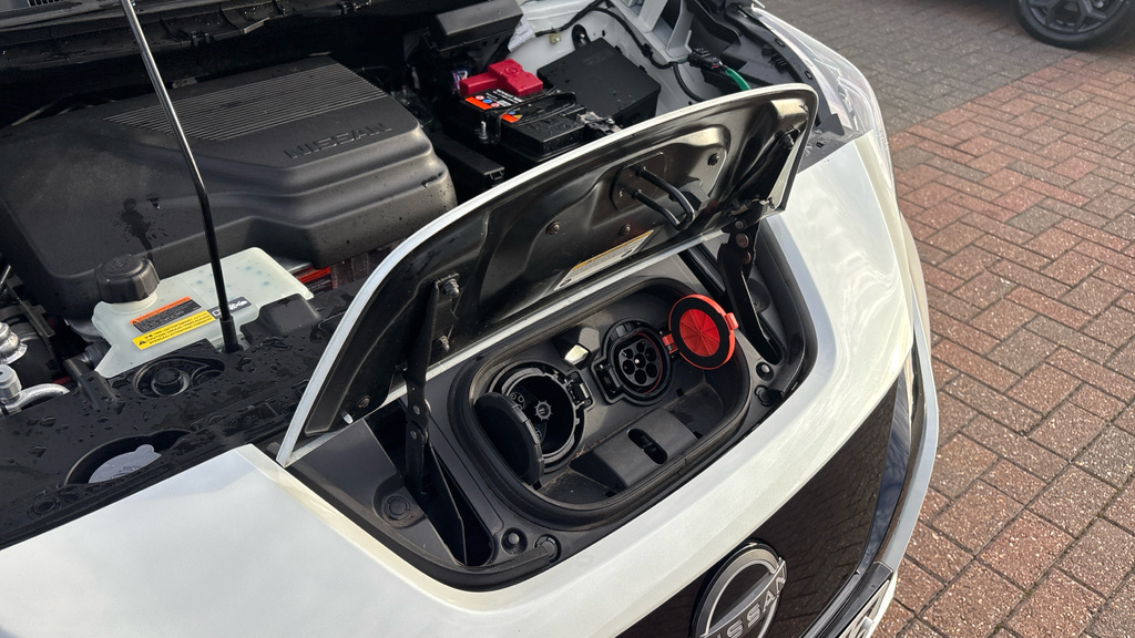 Nissan Leaf Hatchback White #34