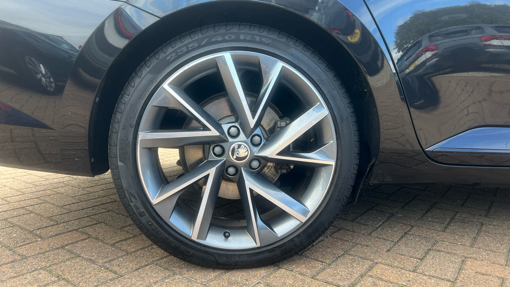 Skoda Superb 1.5 Tsi 150Ps Se Technology Act Dsg Hatch Silver #17