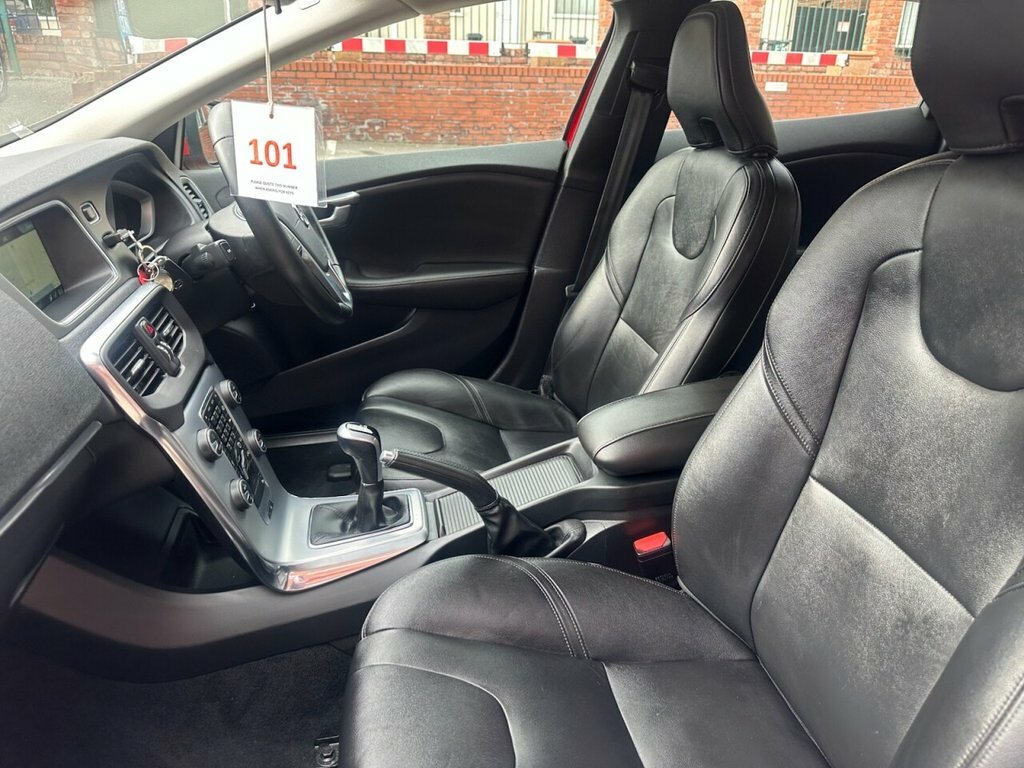 Volvo V40 2L Inscription Red #4