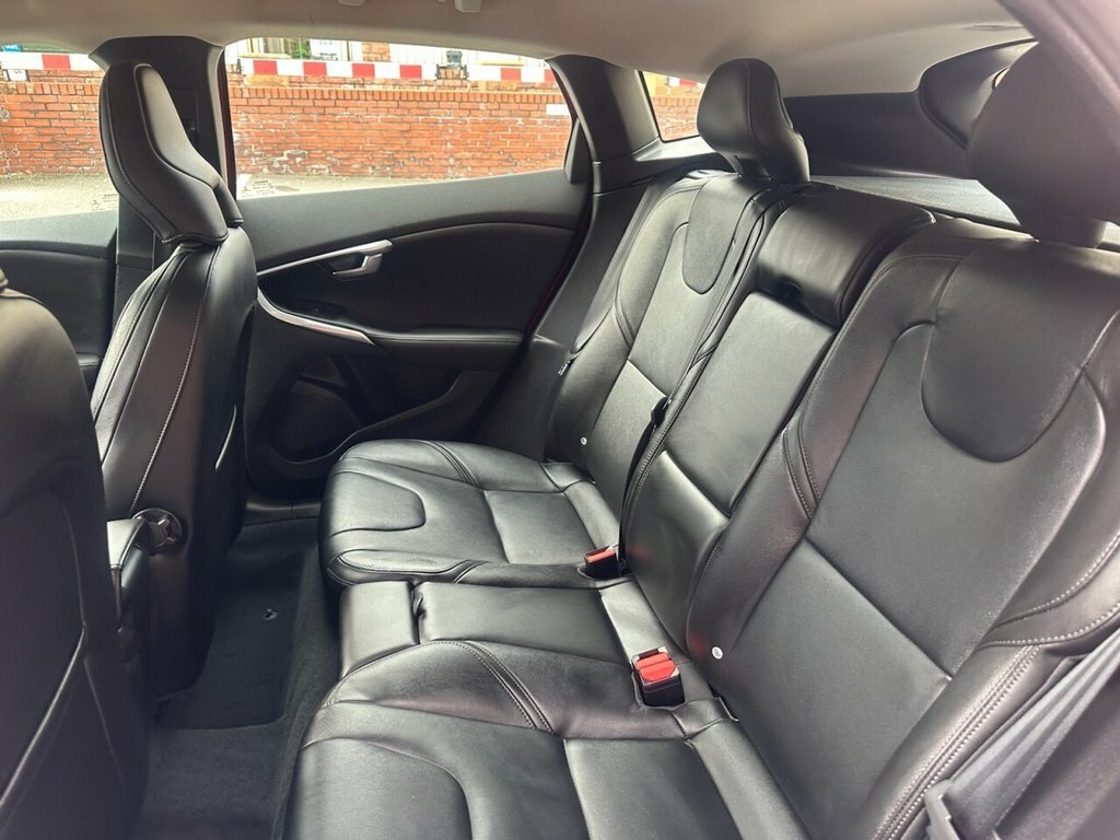 Volvo V40 2L Inscription Red #5