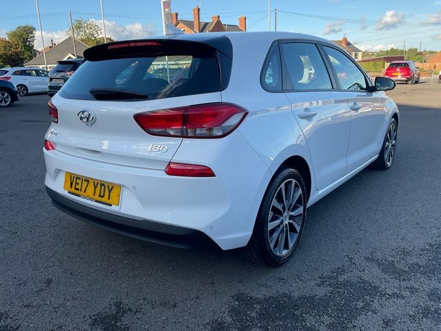 Hyundai I30 T-gdi Blue Drive Se White #3