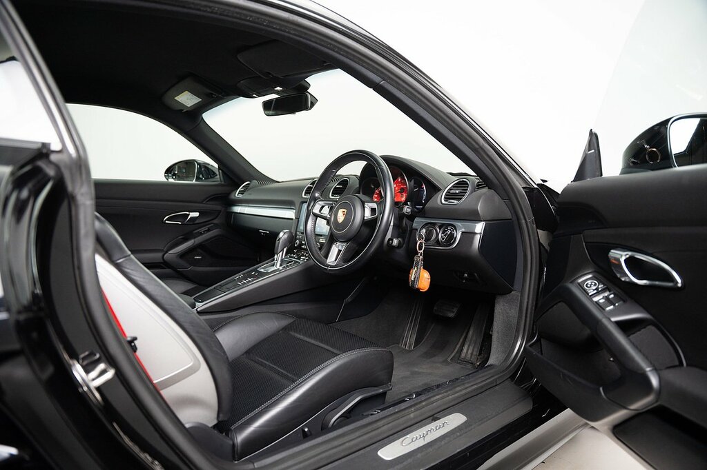 Porsche 718 Cayman T Black #4