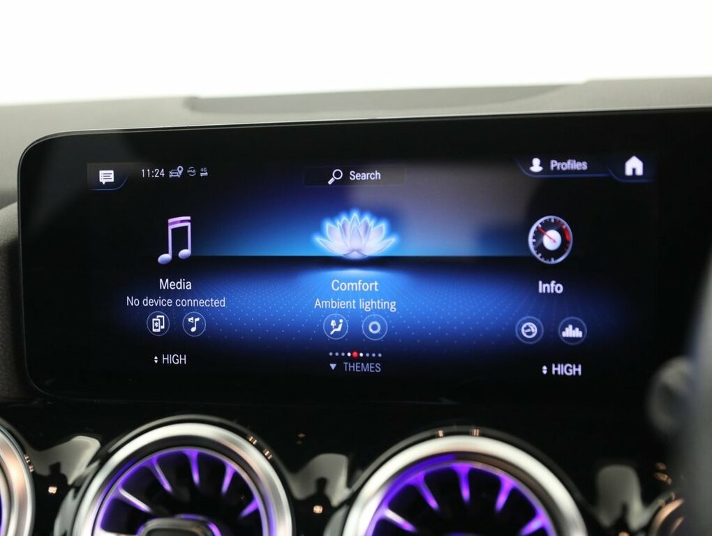 Mercedes-Benz GLA Class 200 Sport Executive Blue #35