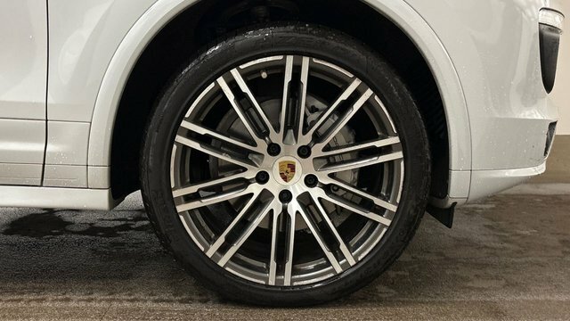 Porsche Cayenne 4.2 Td V8 S White #4
