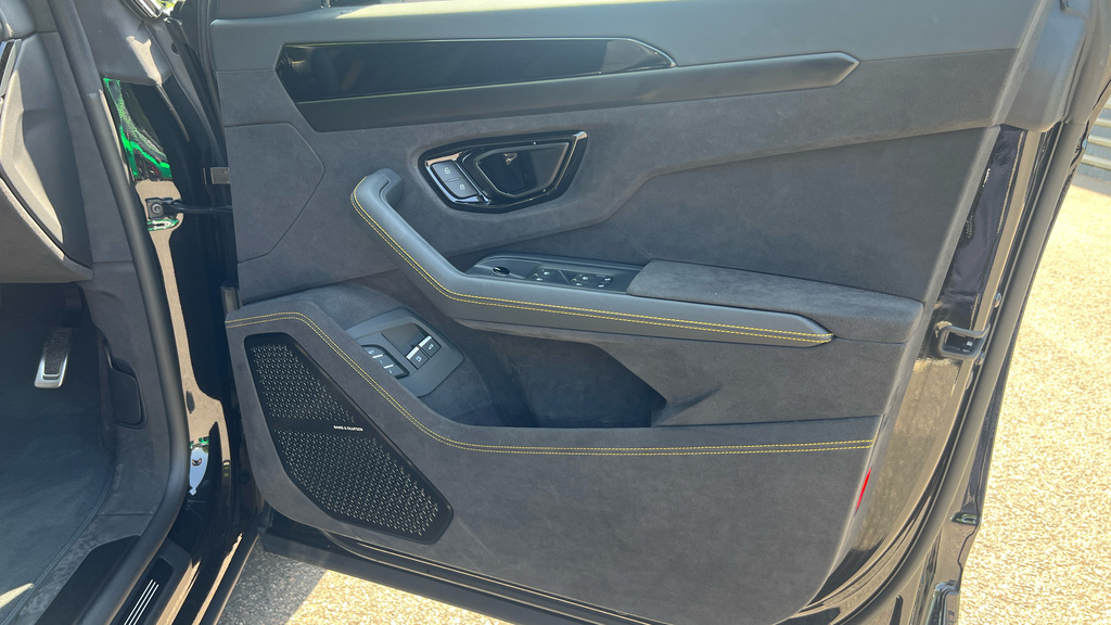 Lamborghini Urus Se Black #13