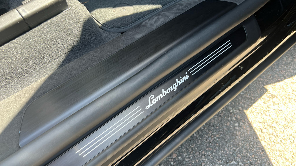 Lamborghini Urus Se Black #14